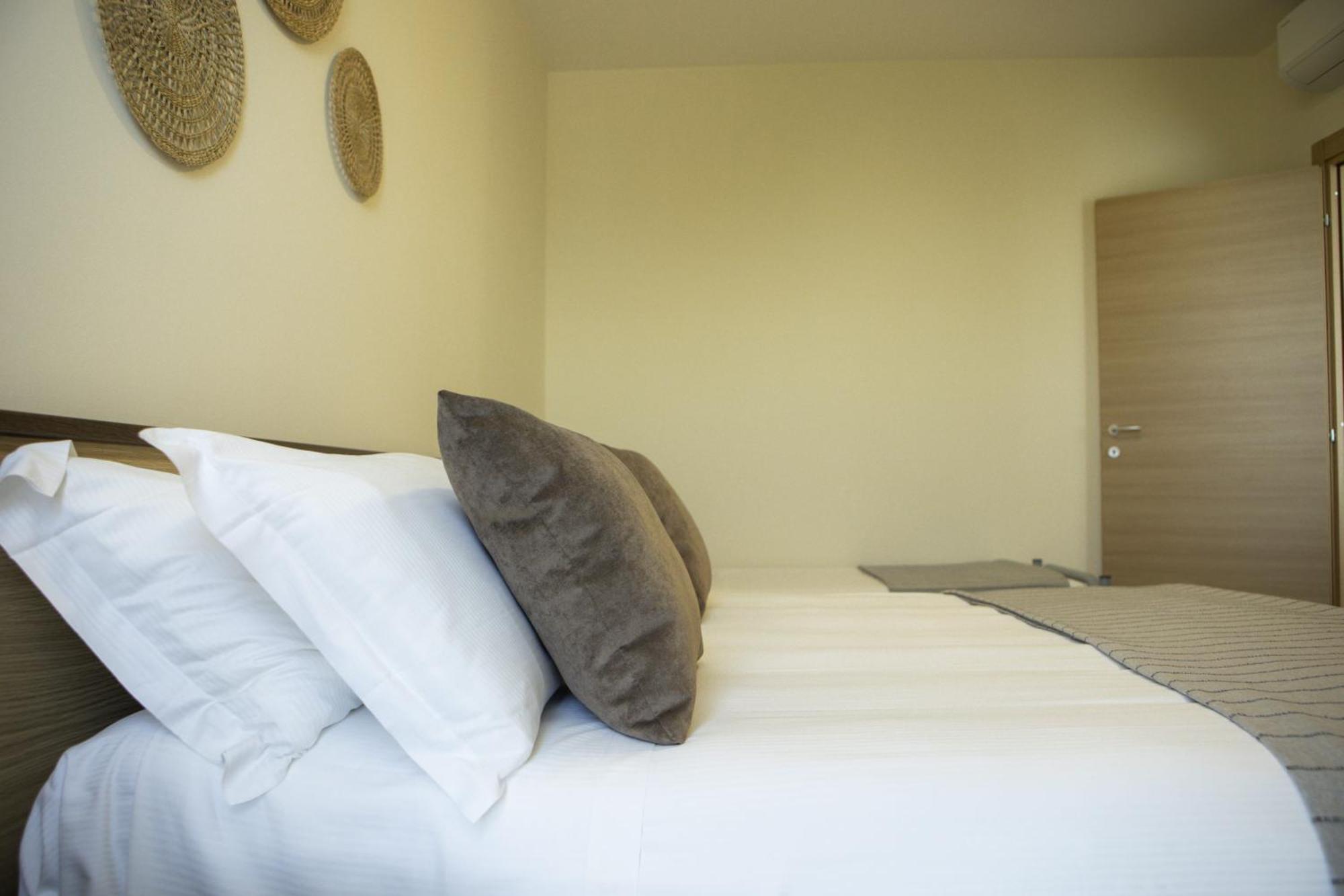 Residenze Roscioli Aparthotel Roseto Degli Abruzzi Bagian luar foto