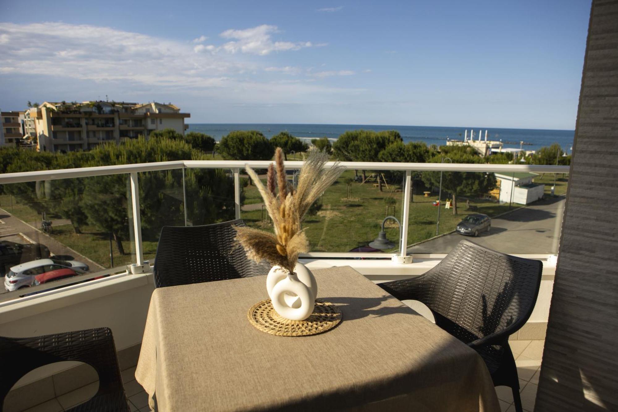 Residenze Roscioli Aparthotel Roseto Degli Abruzzi Bagian luar foto